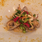 D'ORO - トルキオで搾るビゴリ 青森県産ヤリイカ、万願寺唐辛子、サルディーニャ島のからすみ添え