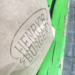 ヘンリーズ バーガー - 包みもシンプルでかっこいい