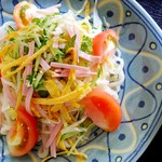 鈴木屋 - サラダうどん750円。ごまだれでどうぞ。