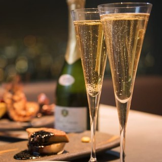 料理とともに余すことなくお酒を味わう飲み放題。団体利用にも◎