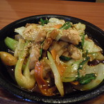 とんがらし - 丸ごとにんにくと鶏のスタミナ炒め