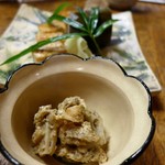 いづ重 - ビールのお通しは蓮根とお揚げを炊いたもの