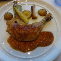 ブラッスリー ポール・ボキューズ 銀座 - 肉料理：骨付き鶏もも肉のコンフィ　ソース・ディアブル焼き野菜と新じゃがいものロンデル
