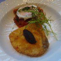 ブラッスリー ポール・ボキューズ 銀座 - 魚料理：香草風味のメカジキのパネ　タップナードソース南仏風ラタトュイユ添え