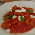 カボチャのニョッキ 水牛のモッツァレラをのせたトマトソース