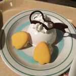 カスバ・フードコート - ドナルドダックムースケーキ
