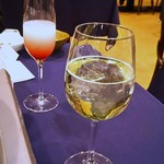 モルデンの湯ラビスタ 安比高原 - 奥：ストロベリーナイト￥800、手間：青りんごのスプリッツァー￥800
      