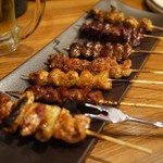 三代目 鳥メロ - ぷるぷるダレの国産焼き鳥は全7種は、外してシェアが楽しそう♪