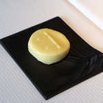 ピエール・ガニェール - 卓上に用意されているのは、エシレのバター。ピエールガニェールのロゴ入りです