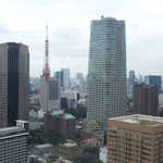 ピエール・ガニェール - 窓からの景色。東京タワーが近くにそびえ、東京湾の花火大会も眺められそうだ