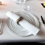 ピエール・ガニェール - 初期状態のテーブルセッティング。ナフキンが巻物のように準備されています