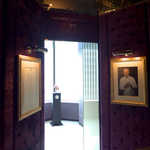 ピエール・ガニェール - 紫色が印象的なエントランス。ガニェール氏の写真が、笑顔で迎えてくれる