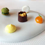 ピエール・ガニェール - 手前から→パッションのメレンゲ、アプリコットのコンフィ、ココナッツ＆レモン、抹茶のフィナンシェ、ライスチョコレート