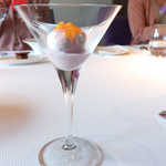 ピエール・ガニェール - 【デザート】3品登場！ ローズジュレとクリームチーズのパフェ。薔薇の香りが華やか！