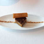 ピエール・ガニェール - オペラ。毎回出るという定番デザート、シガークッキーにもお店のロゴが描かれる