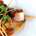 ピエール・ガニェール - プリプリと弾けるような肉質。この白い肉を、二色のソースで味わう