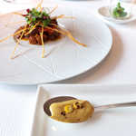 ピエール・ガニェール - 手前のスプーンは、とうもろこしのポタージュ風味クリーム。これも豚肉グリルの味変ソースとなる