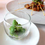 ピエール・ガニェール - 豚のグリルに添えられるのは、バジルで和えられた海老＆豚耳（ミミガー）！ 意外な食材の取合せ