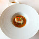 ピエール・ガニェール - 【魚料理】グリエし、タイムバターでポッシェしたスズキ。当然トマトソースだと思いきや、さにあらず