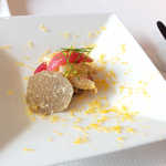 ピエール・ガニェール - 黒毛和牛もも肉と剣先イカ、ミモレットの香るセロリのサラダ。サマートリュフが添えられる