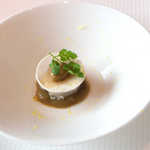 ピエール・ガニェール - いわしのコンフィー、茄子のローストのテリーヌ。和を感じさせる食材なのに、確かにフレンチ