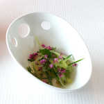 ピエール・ガニェール - 帆立貝のタルタル、胡瓜とキウイのジュレ。刺身のツマでお馴染み「紫蘇の穂」が効果的に使われる