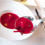 ピエール・ガニェール - ココナッツミルクの香る赤ビーツの冷たいスープ。漬物のような複雑な酸味・旨味が広がる