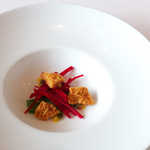 ピエール・ガニェール - 白いプレートに、千切りビーツとココナッツのクランチ。そのまま食べるのかと思ったら…