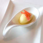 ピエール・ガニェール - 白桃のソルベ。上に乗るピンク色のフェンネルは、なんと「カンパリ」でマリネされている！
