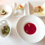 【カクテル・ド・ポッシュ】5種の前菜。スープ・魚料理・肉料理からデザートまで、小さく完結した世界です