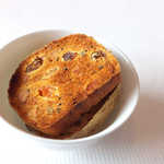 ピエール・ガニェール - ドライフルーツとナッツのパン。隠れている上面に、黒胡麻＆白胡麻がびっしり♪