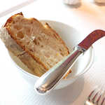 ピエール・ガニェール - 【パン】天然りんご酵母のカンパーニュ。プレートではなく、ボウルで供されるのが個性的