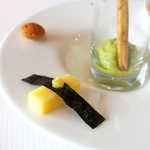 ピエール・ガニェール - コンテチーズに海苔と味噌を乗せて。右奥は梅干しとアボカドのソース、酸味しっかり！