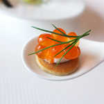 ピエール・ガニェール - ブリヌイに乗せたいくらのカナッペ、ローズマリー添え。日本の食材を使った、目にも楽しい一品