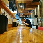 成都正宗担々麺 つじ田 - 長いカウンター席