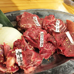 Sakuraya Barikingu - こちらのウリは何と言っても馬刺しと馬焼肉です。
                        馬焼肉の盛り合わせ。