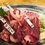 Sakuraya Barikingu - 馬刺しの盛り合わせ。タレは、塩入りごま油と甘めの醤油です。
                        