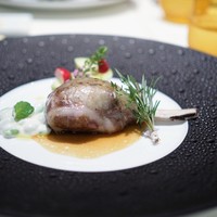 ナベノ-イズム - オーストラリア産仔羊　ラヴェンダーの花を散らしクレピネットに、枝豆のアーモンドミルクまとめと水茄子のサラダ
                