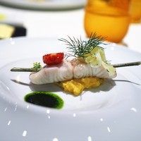 ナベノ-イズム - フヌイユの枝とともにゆっくり焼き上げた鱸　ルイユ入りインカの目覚め、タプナードのジュ、アネットのピストゥ　フヌイユのレモン風味ピクルス