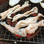 蛤亭 - 2016年7月中旬 塩ホルモンを七輪で網焼きします。