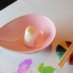 日本料理 桜坂 - おしぼりも小鉢入り