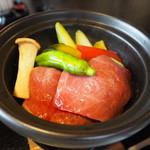 日本料理 桜坂 - とうばんに野菜を敷いてお肉を入れたところ
      
