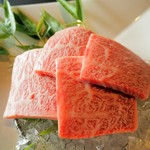 日本料理 桜坂 - 仙台牛 氷がしいてあります。添えられた竹も涼しげ