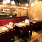 ビストロ HANEUMA - ゆったり寛げるテーブル席