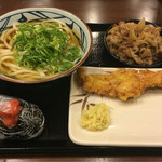 Marugame Seimen - 肉盛りかけ（1玉）:620円、明太子おむすび:130円、かしわ天:130円
