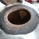 アジアンエスニック料理　マヤ - タンドール釜　中ではナンが焼かれています。