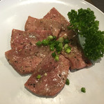 備長七輪焼肉牛蔵 - タン塩820円(＋税)