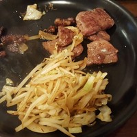ステーキハウス松波 - 肉を食べ始めてから、モヤシがサーブされたときの写真。