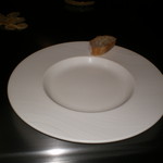 六本木モンシェルトントン - 　パンをのせたフォアグラのソテーのお皿です。
