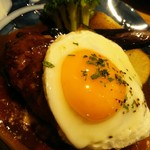 山本のハンバーグ - あらびきハンバーグ（目玉焼きトッピング）